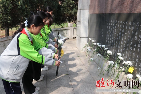 山东临沂千余名学生徒步入园祭奠英烈 红色足迹缅怀先烈