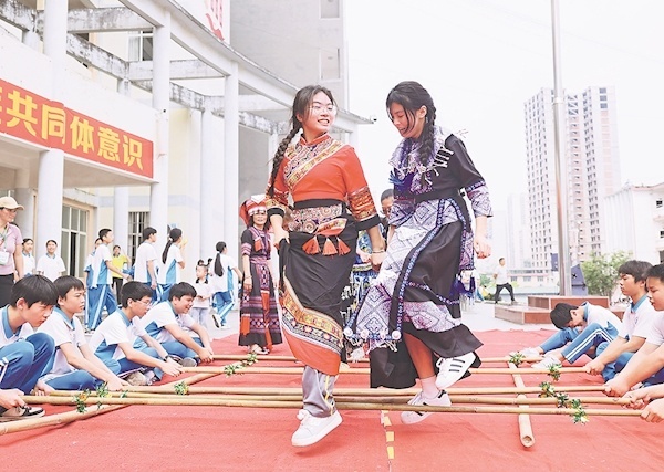 广西学校门口设竹竿舞通道迎三月三