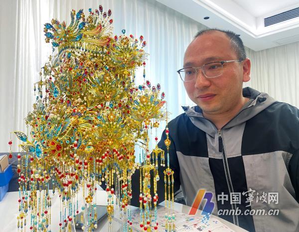耗时3个月丈夫为妻子拼制鎏金凤冠 匠心独运爱的礼物