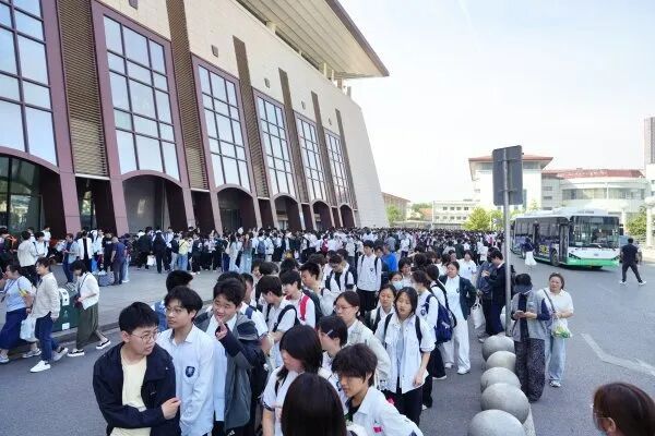 一学校包整列火车给师生解压 青春欢乐之旅