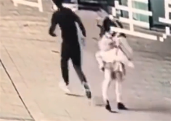 被冲撞女子称新增伤情超轻微伤