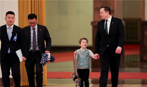 马斯克幼子新中式穿搭获外国网友盛赞