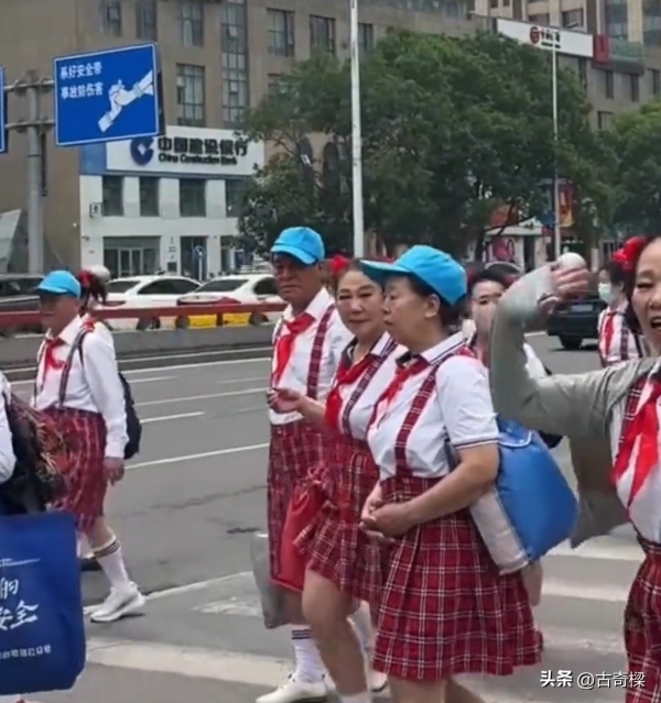 回头率拉满!大爷大姨穿学生装热情和路人打招呼