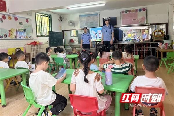 交警給小朋友送六一禮物 安全知識(shí)伴成長(zhǎng)