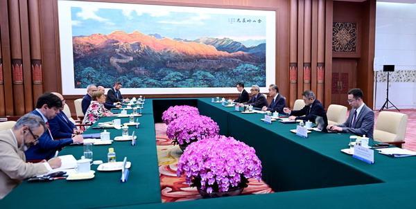王毅會(huì)見下任聯(lián)合國秘書長候選人 共議聯(lián)合國未來方向