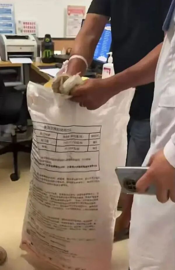 男子被蛇咬伤后徒手抓蛇就医 顺利出院引发关注
