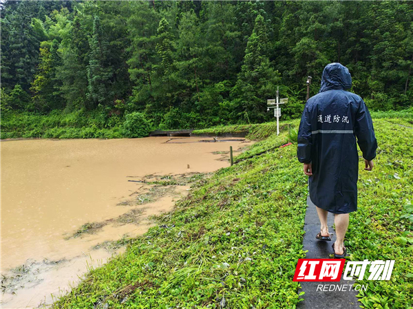 暴雨致村庄内涝 当地连夜转移群众