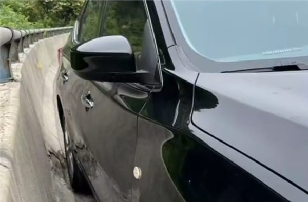 油罐车弯道超车险撞对向轿车 违规驾驶引发警觉
