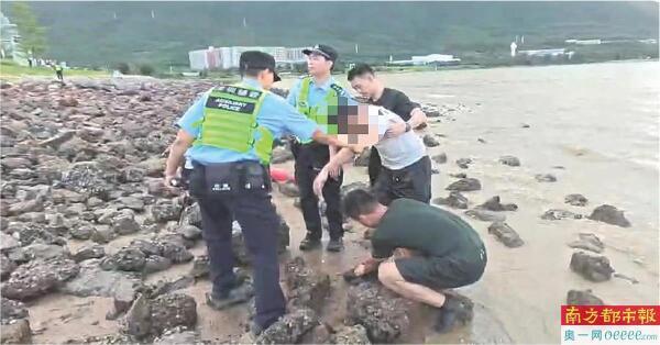 男子欲轻生走入深海被两武警拖回