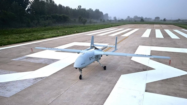 TP200大型多功能长航时无人机首飞