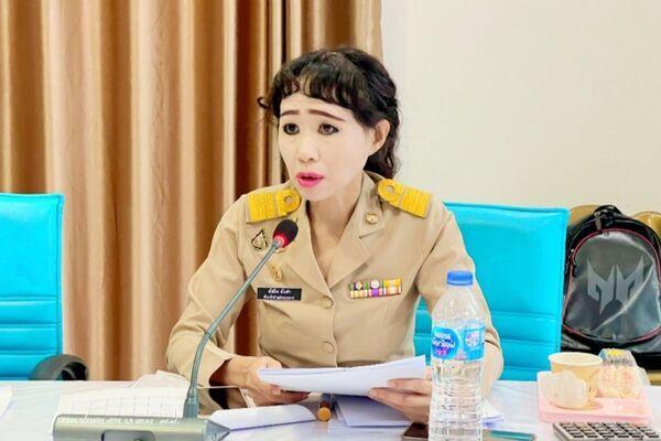 泰国女官员开会照爆红 本人回应