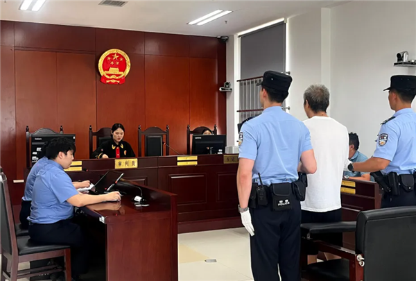 男子正常骑行遭遇“开门杀” 网约车司机被判刑