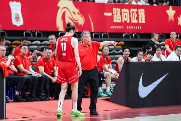 杨毅谈女篮打清朝篮球