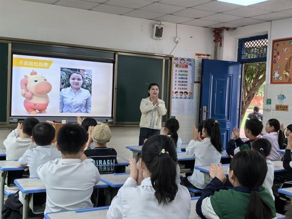 老师把“父母课堂”带进班级 家校共育促成长