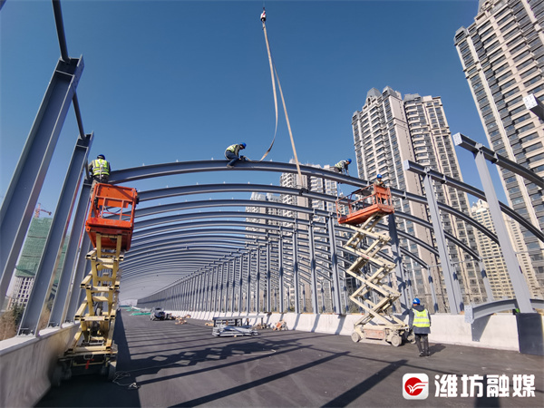 潍坊宝通街快速路工程收尾高架桥沥青摊铺完成