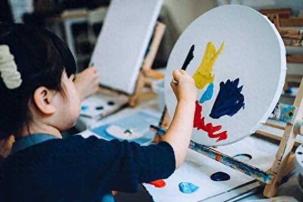 鼓励放宽儿童免票身高年龄限制，满13周岁女孩免费接种HPV……国家发改委等部门印发《关于在全社会推进儿童友好建设的意见》