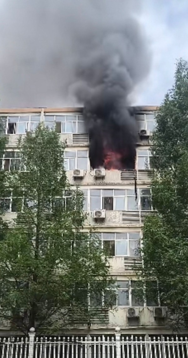 陕西西安一大学宿舍楼突发火灾 校方：火已扑灭，无学生受伤