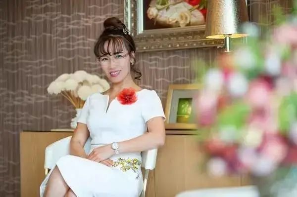 年赚555万 空姐用厕所太久被发现卖身