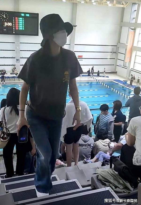 42岁全智贤为儿子游泳比赛加油被偶遇，气质非凡风采依旧