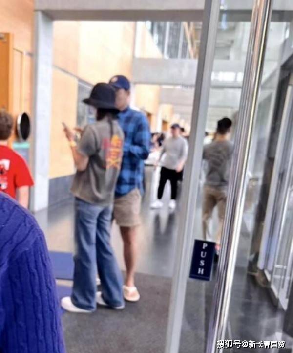 42岁全智贤为儿子游泳比赛加油被偶遇，气质非凡风采依旧