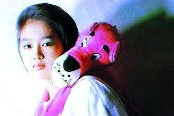 少女时期的朱丽倩，美到令人挪不开视线，难怪被天王刘德华宠30年
