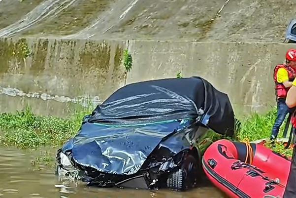 四川特斯拉墜河致1死 車頭損毀嚴(yán)重 事故原因調(diào)查中