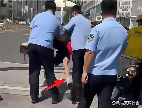女子違停被貼罰單后爬上警車引擎蓋 網(wǎng)紅失控全網(wǎng)關(guān)注