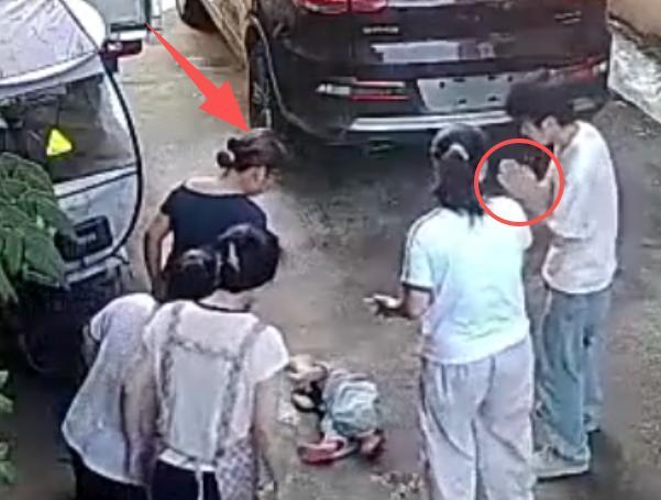 男孩蹲地上玩耍被汽车碾压 家属反应引争议