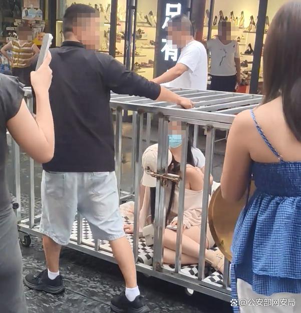 净网：摆拍女子被关铁笼游街者被拘 低俗炒作法律严惩