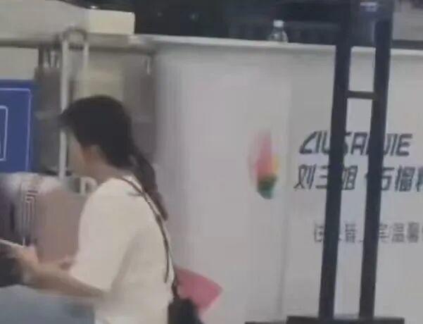 南宁车务段通报女子错过检票失控哀求 情绪激动引发热议