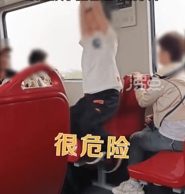 男孩在地铁上拽拉环荡秋千 家长全程无视引网友愤怒