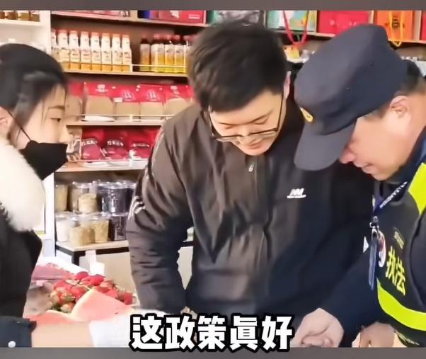 城管上门喊商户店外摆摊 促进营收获点赞