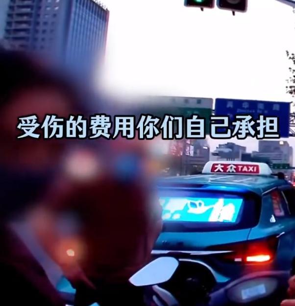 女子騎電動(dòng)車闖紅燈撞車擔(dān)全責(zé) 網(wǎng)友點(diǎn)贊交警公正判決