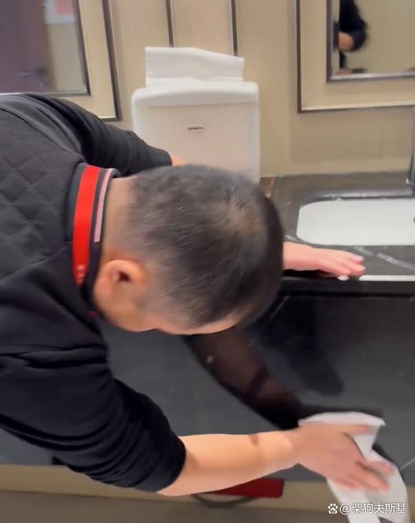 华杉称自己每周扫厕所 引发热议