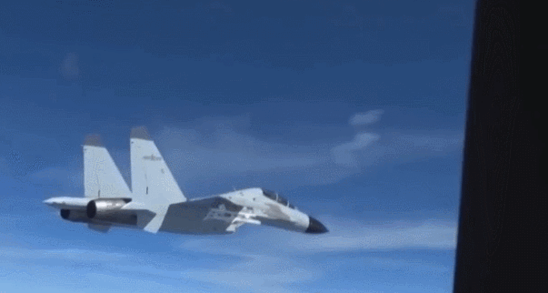 歼-16拦截美军侦察机 RC-135因“尾气”颠簸不已