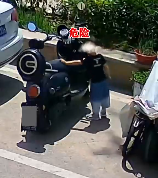 安徽一男孩把硬币塞电动车充电口被炸伤：硬币被炸掉一个角