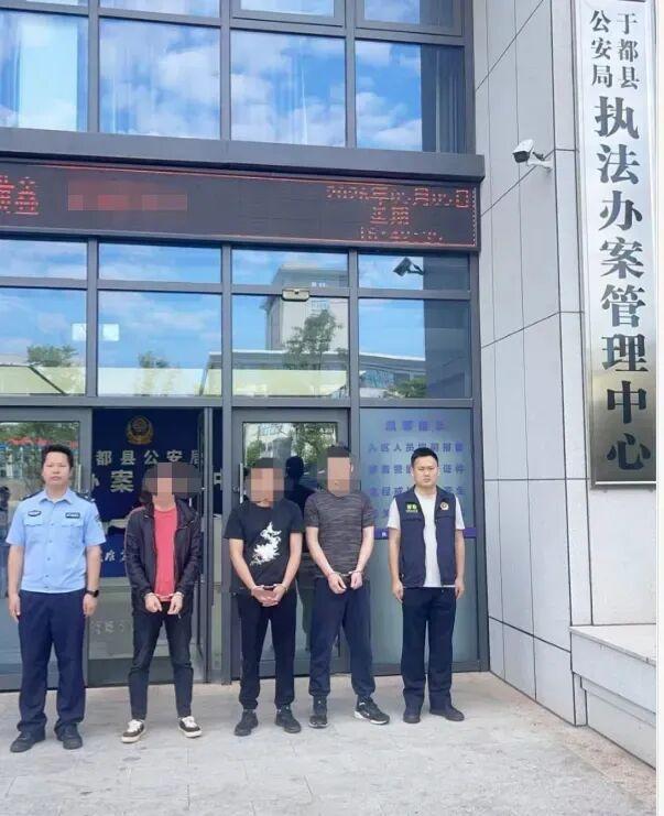 涉黄!一酒店内3人在睡梦中被抓 张贴低俗小卡片被擒