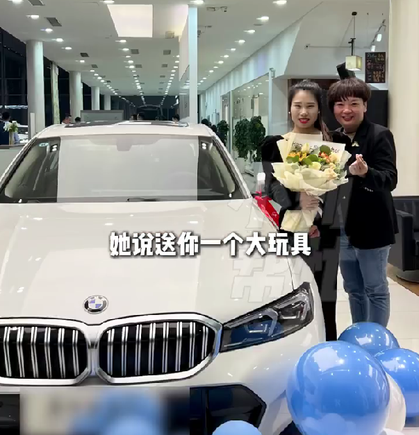 女老板奖励优秀员工每人一辆宝马车 共享成果暖人心