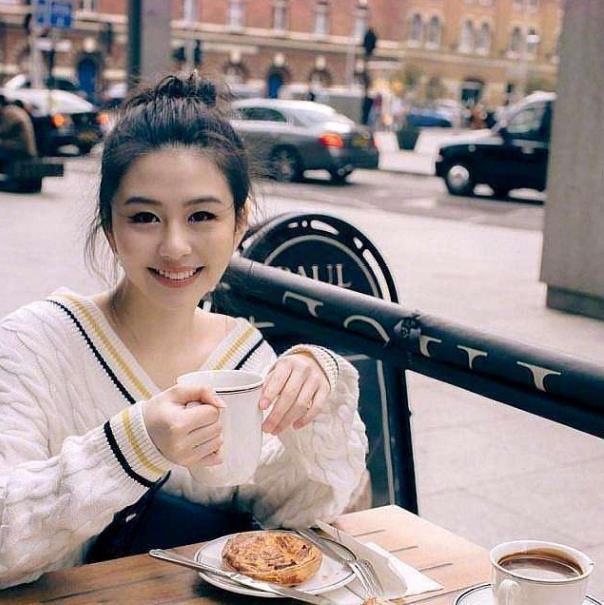 “最年轻妈妈”火了穿上女儿校服毫无违和感