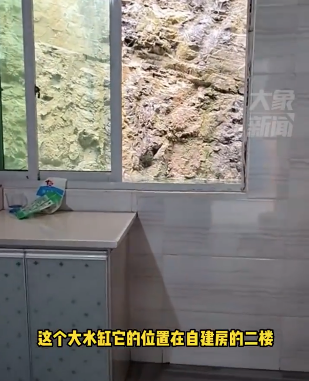 重庆女子晒家中水井房：窗户一开舀到山泉水