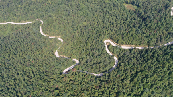 一条银丝带串起22处风景区 山区路网升级促发展