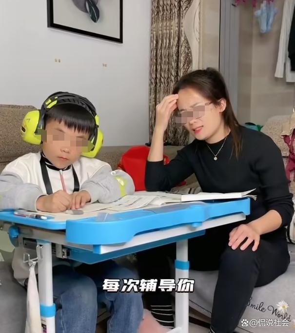 丈夫送妻子黄金锁,只求辅导孩子作业不发脾气
