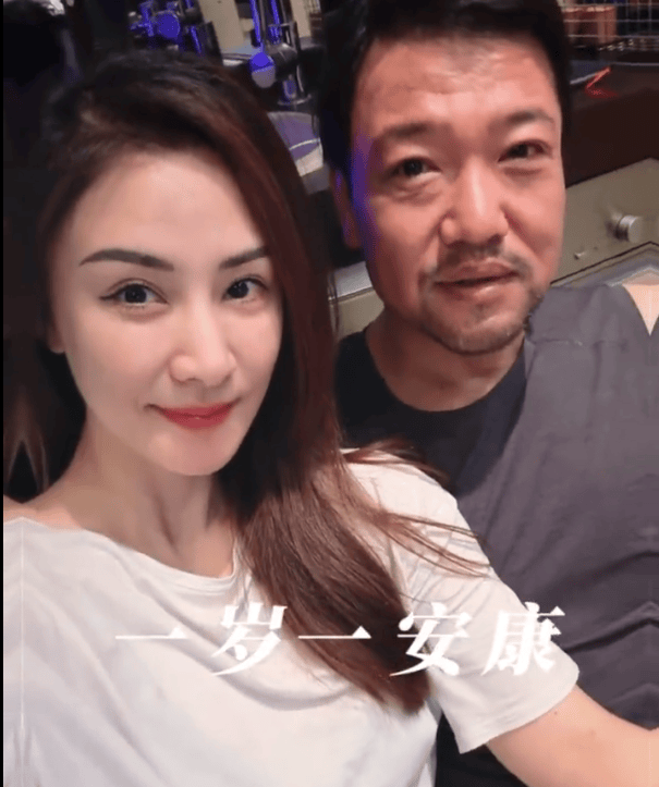 贾冰减肥成功瘦到脱相 妻子分享其瘦身心得