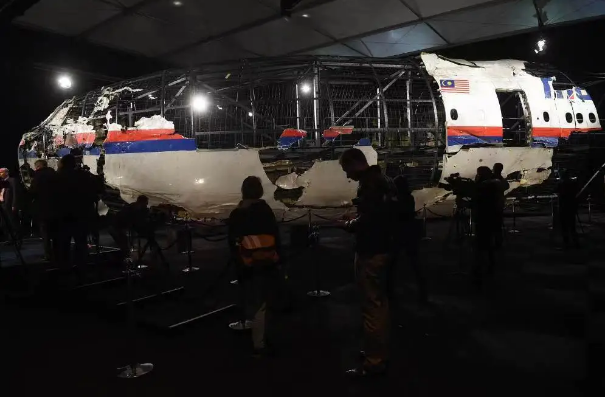 经过复原整理的马航MH17客机残骸。图源：新华社