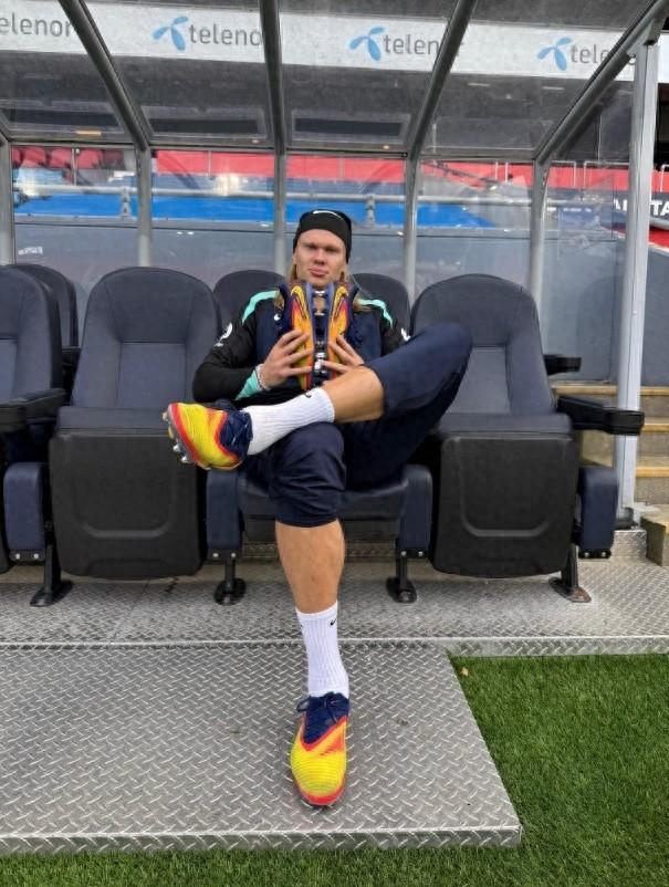 哈兰德社媒晒手捧球鞋照 依然严肃风