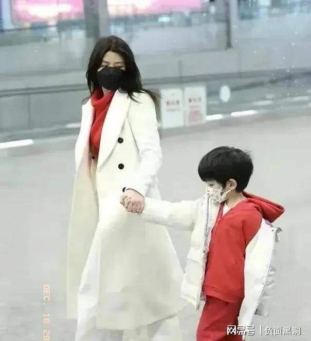 陈妍希带着女儿过完寿辰回北京 子母温馨同业