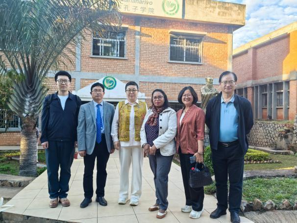 孔子学院中方院长魏祖钦（左二）、孔子学院马方院长玉兰女士（右三）与青爱代表团亲切合影