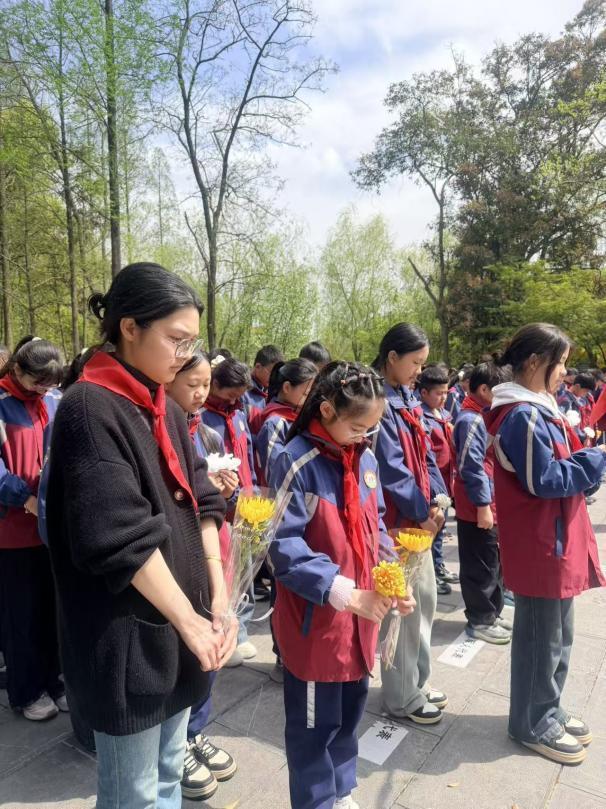 烈士陵园里的“行走思政课”——江陵县西湖小学开展清明祭扫活动