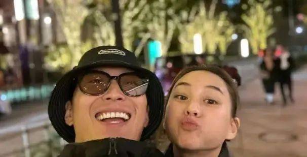 网传何超莲婚变，窦骁掐点为妻子庆生，何超莲回应力证感情恩爱 卡点庆生辟谣传闻