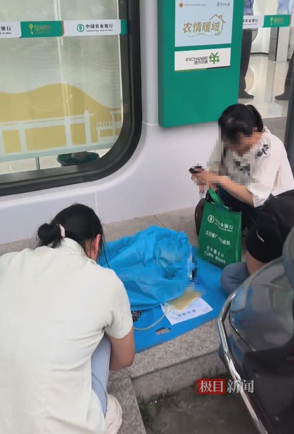 多方回應(yīng)老人銀行辦業(yè)務(wù)發(fā)病離世：辦理取錢手續(xù)過程中不幸去世
